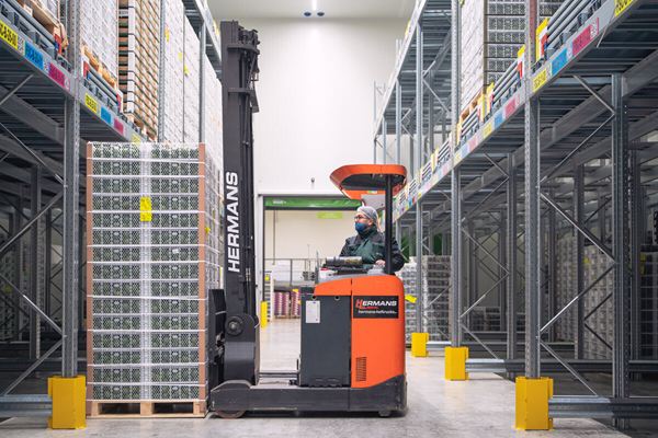 Einschubregal in einem Obstkühlhaus